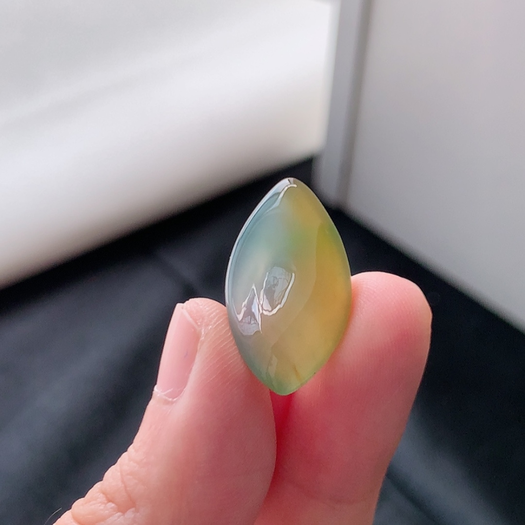 冰飘黄挂件 色系清新，种老细腻水润，佩戴优雅时尚 货号98531，24.3-13.4-5.5