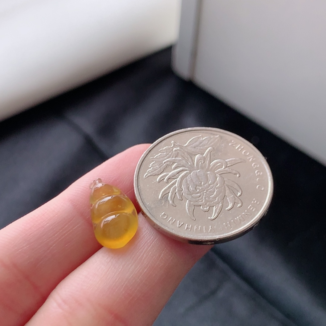 冰黄福豆挂件 冰润细腻  种色饱满佩戴清新迷人 货号98531，13.8-8.0-4.7