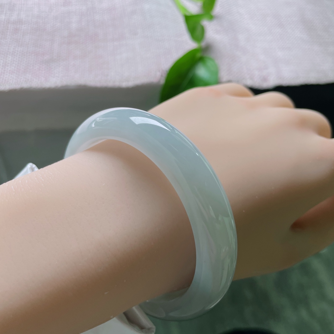 55.8/12.4/8.2，淡绿底正圈，浅笑轻柔，柔亮细腻，佩戴温婉娴雅，无裂，ss51581a
