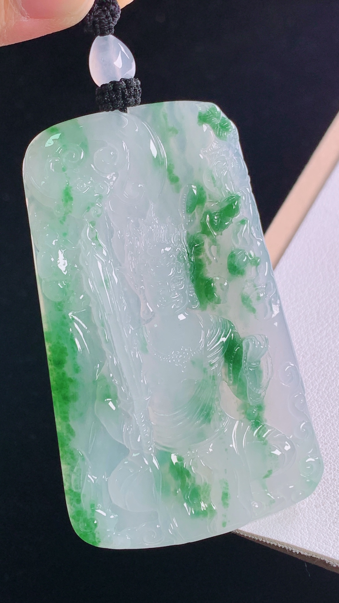 冰飘绿观音 色泽鲜亮，水润细腻，无裂 尺寸:70.1-42.3-4.8mm 28