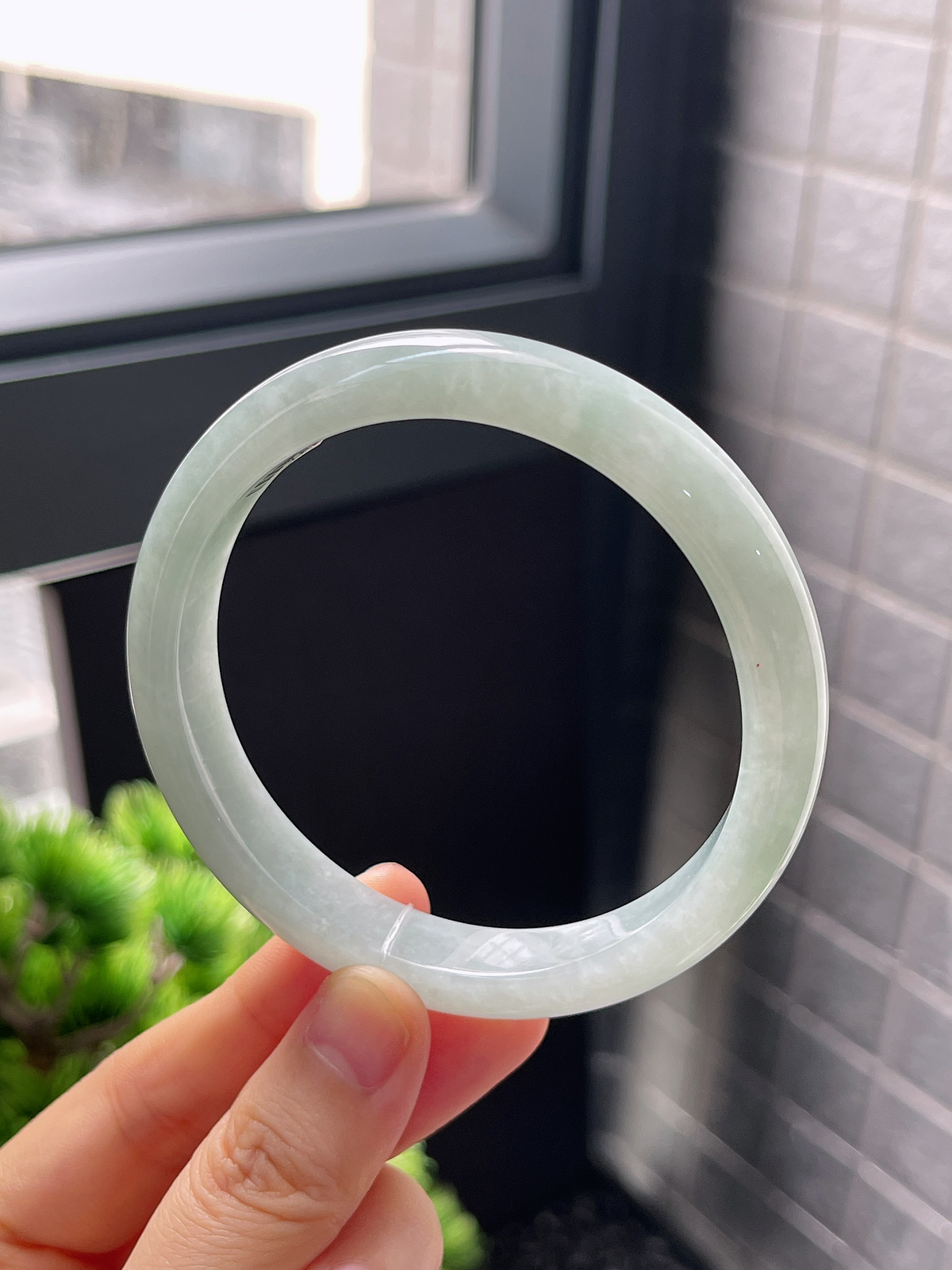 正圈60圈口，翡翠糯化种淡绿色手镯