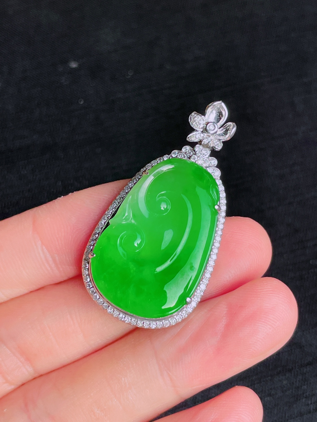 ️绿如意吊坠，晶莹剔透，新颖时尚，无裂，27.5-18.5-3