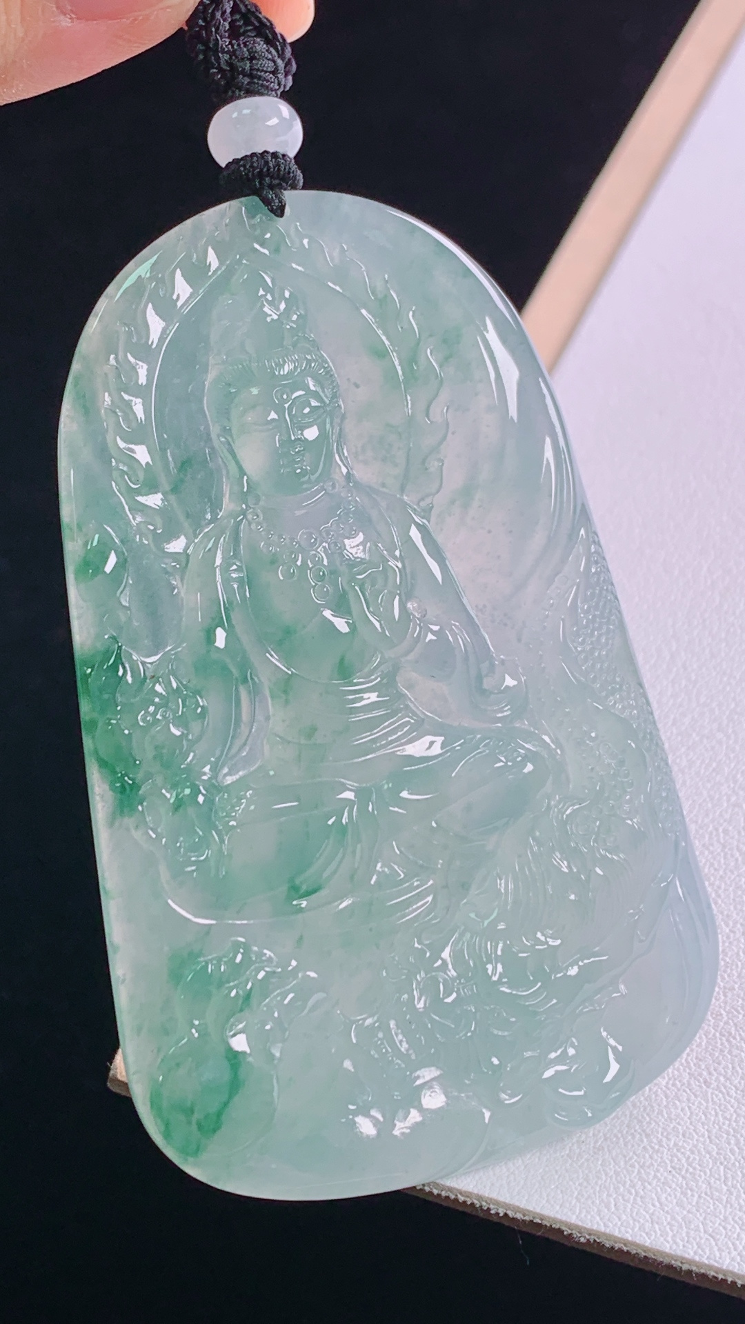 冰飘花大势至菩萨 花色灵动，水润清爽，无裂 尺寸:71.3-45.0-5.6mm 29