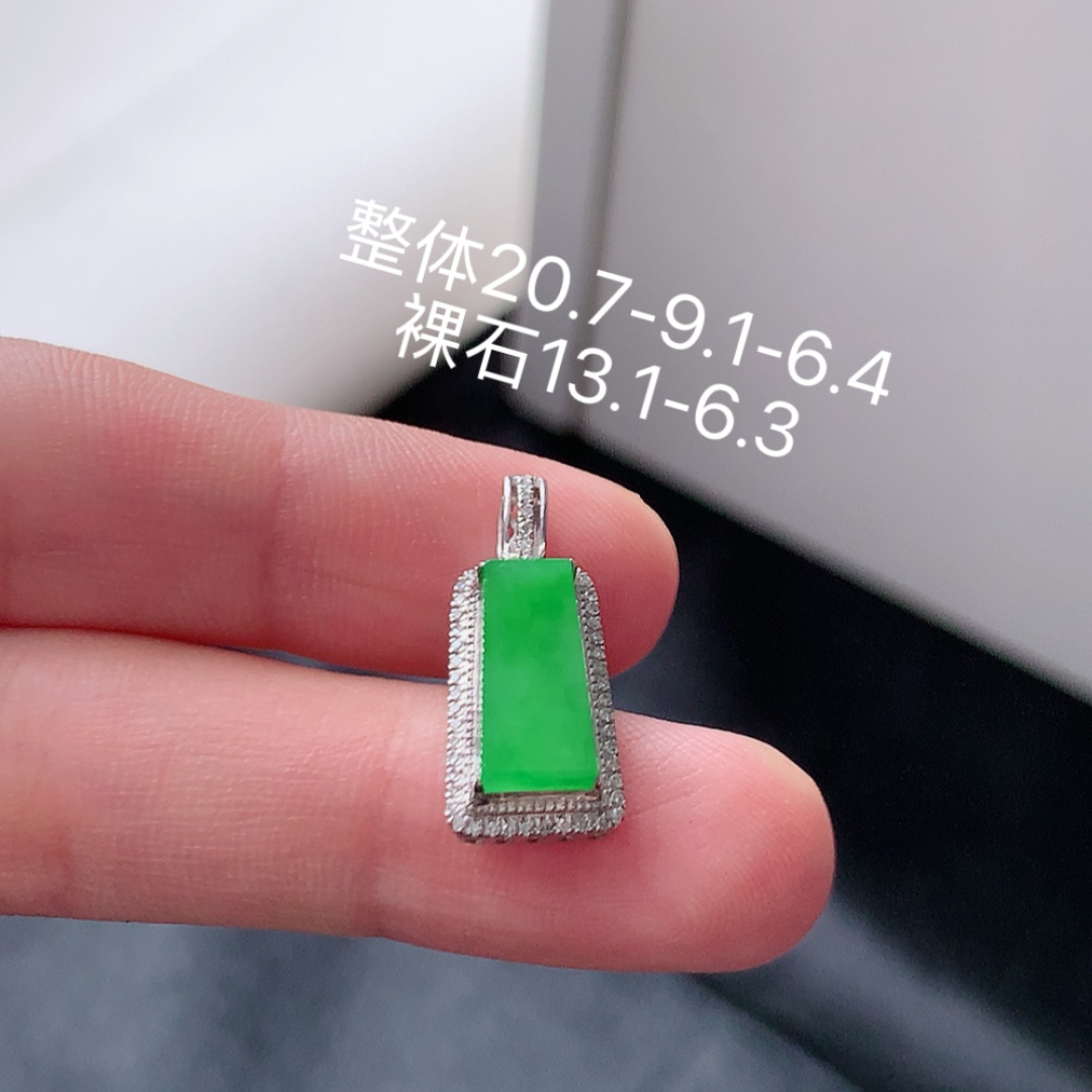 冰阳绿无事牌吊坠。青翠明媚，种老饱满水润，佩戴优雅大方，货号89530，20.7-9.1-6.4