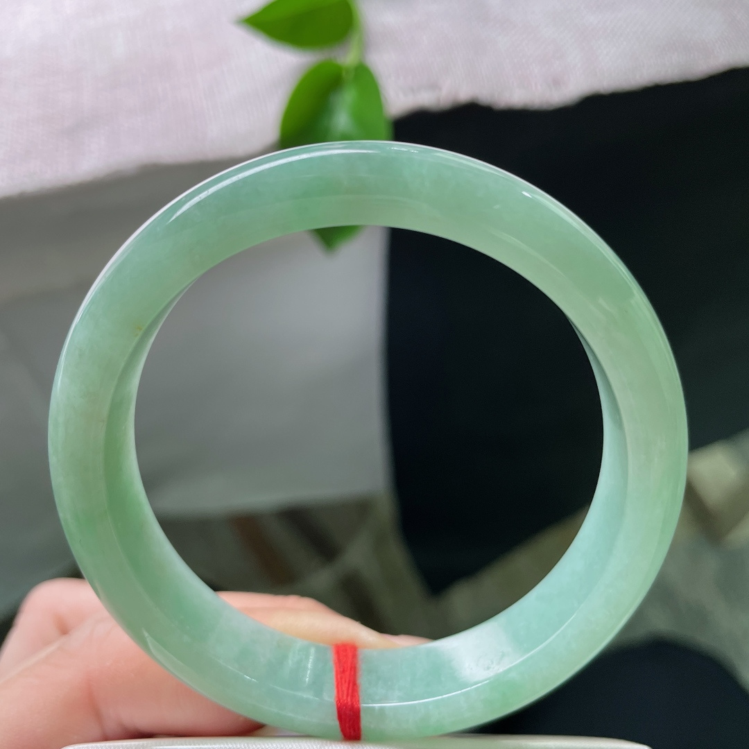 56.8/12.4/7.3，果绿底正圈，肉细种老，静女其姝，佩戴柔美动人，无裂，ss53751a