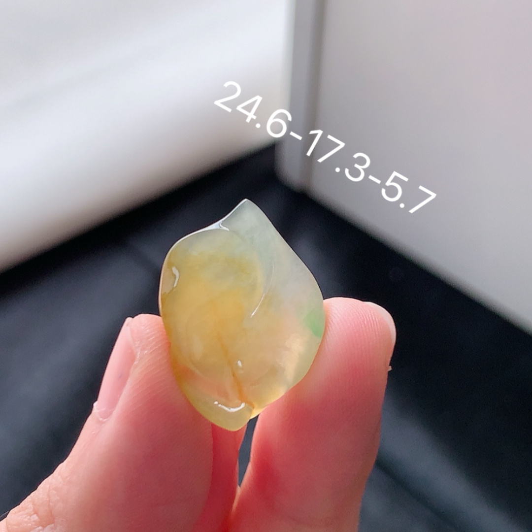 冰黄挂件 底子细腻莹润，品相喜悦，佩戴清新优雅 货号98531，24.6-17.3-5.7