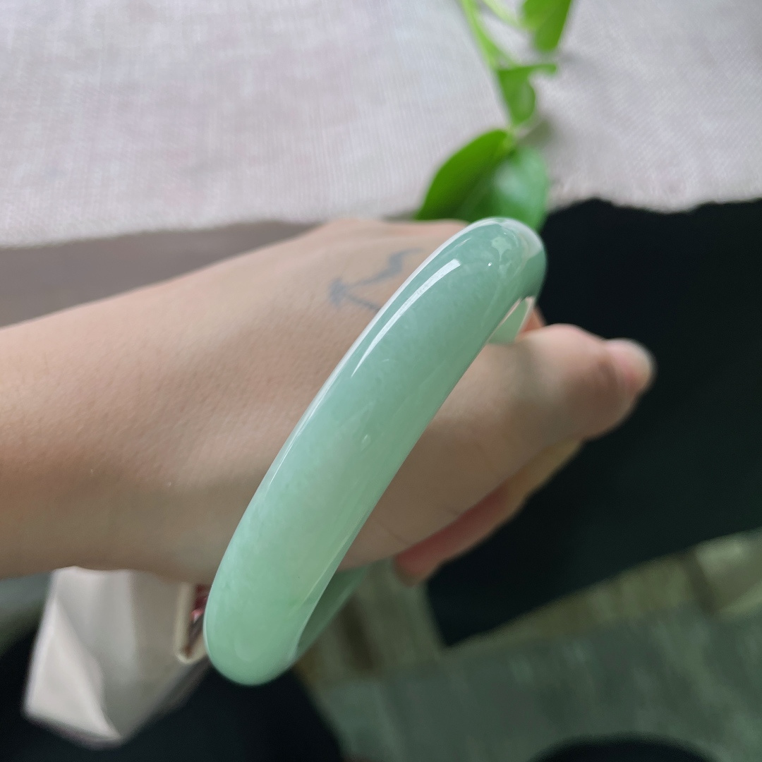 57.9/12/8.1，果绿底正圈，肉质细腻干净，柳叶弯眉，秋水盈盈，无裂，ss53752a