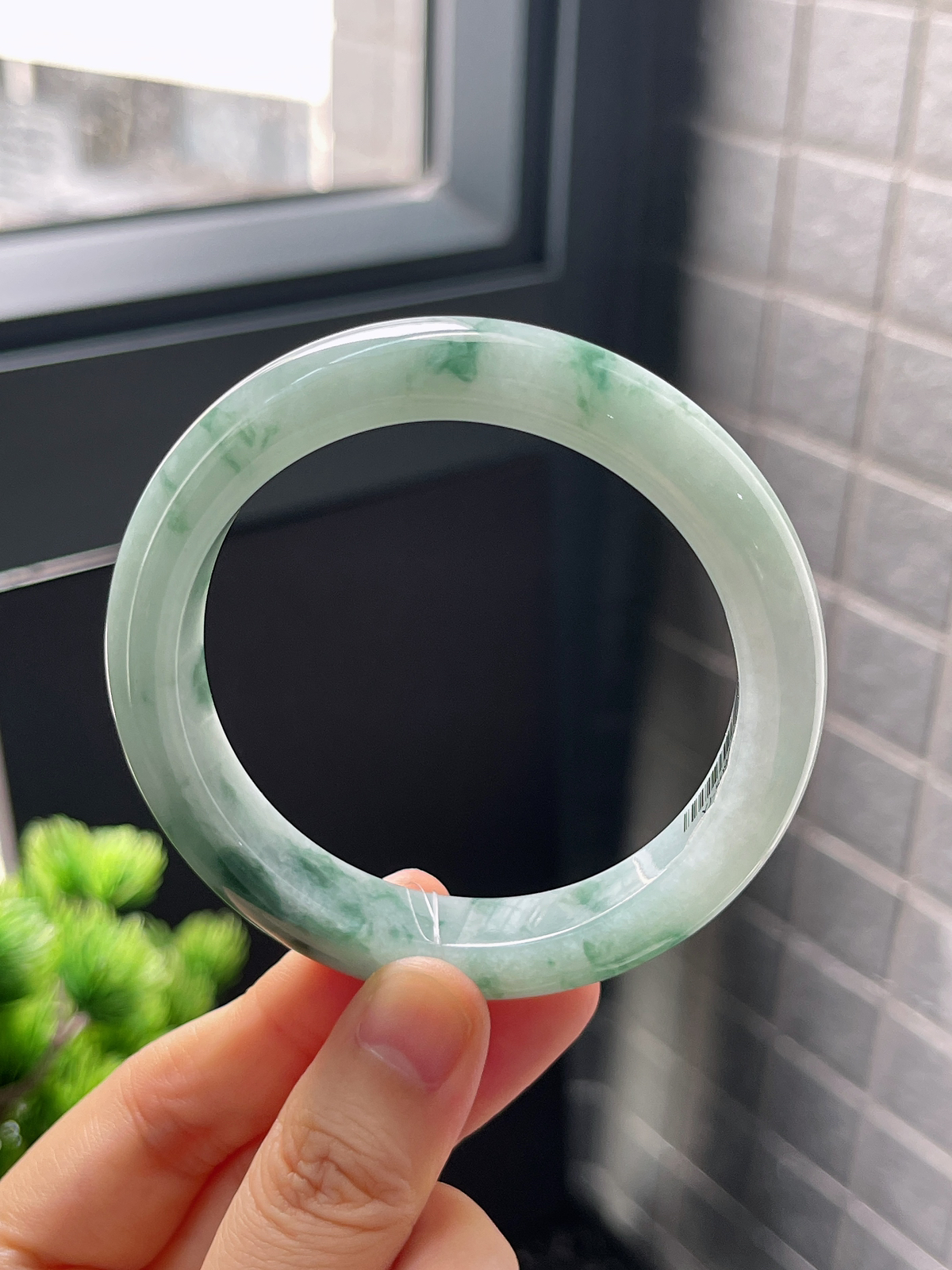正圈56.2圈口，翡翠糯化种飘绿手镯