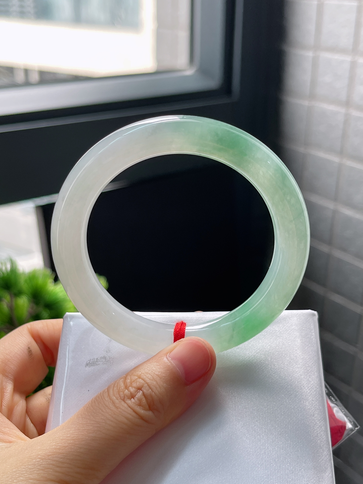 圈口52，冰糯飘花翡翠圆条手镯