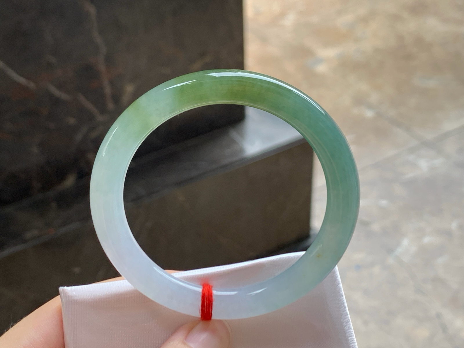 52-8.3
橄榄绿圆条手镯^_^底子干净 颜色特别 种水好