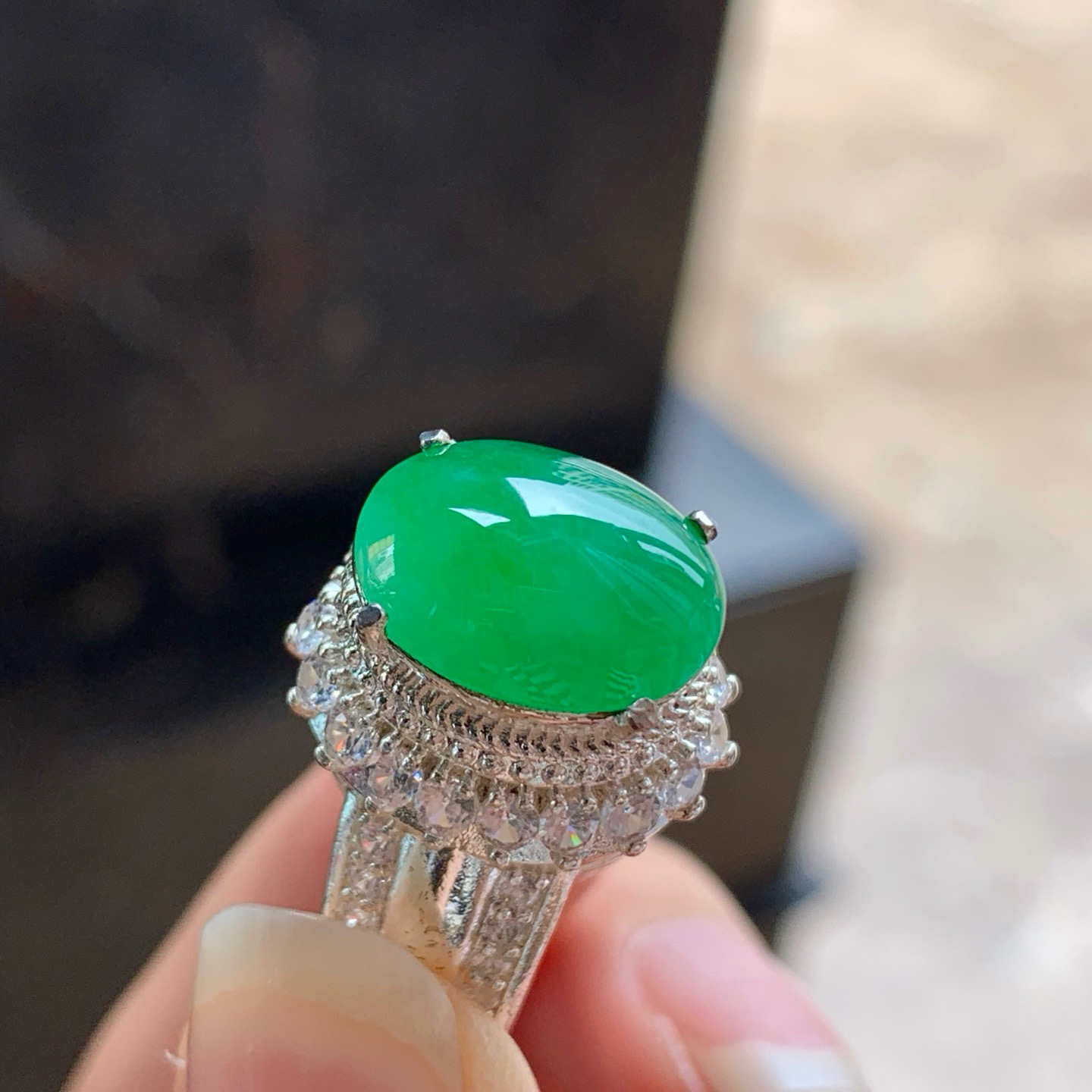绿色戒面^_^鲜艳 玉质温润  铜托