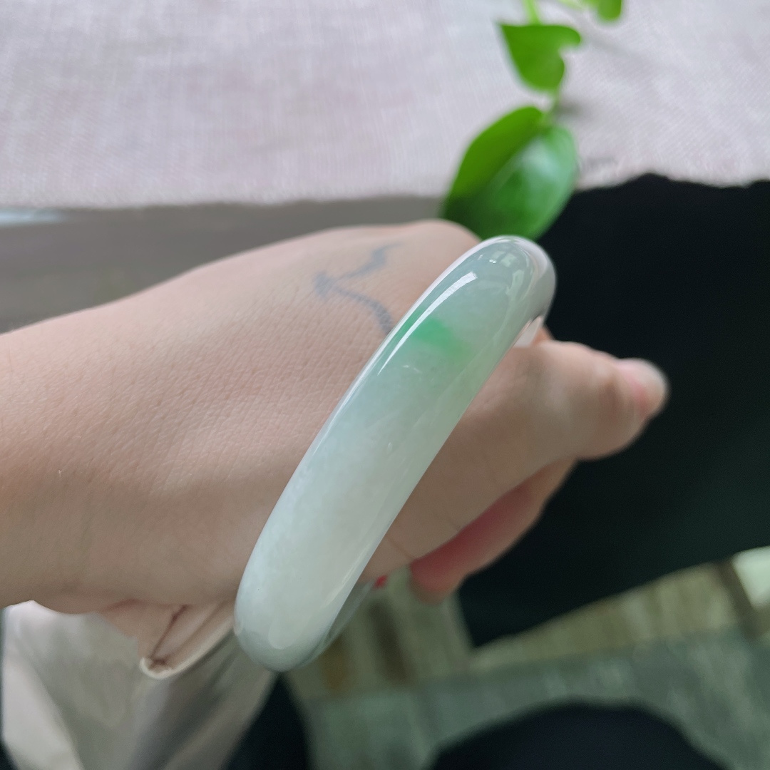 51.8/12.1/8.1，飘绿正圈，柔润透亮，种老，料子细腻，温柔雅致，有纹，ss53787a
