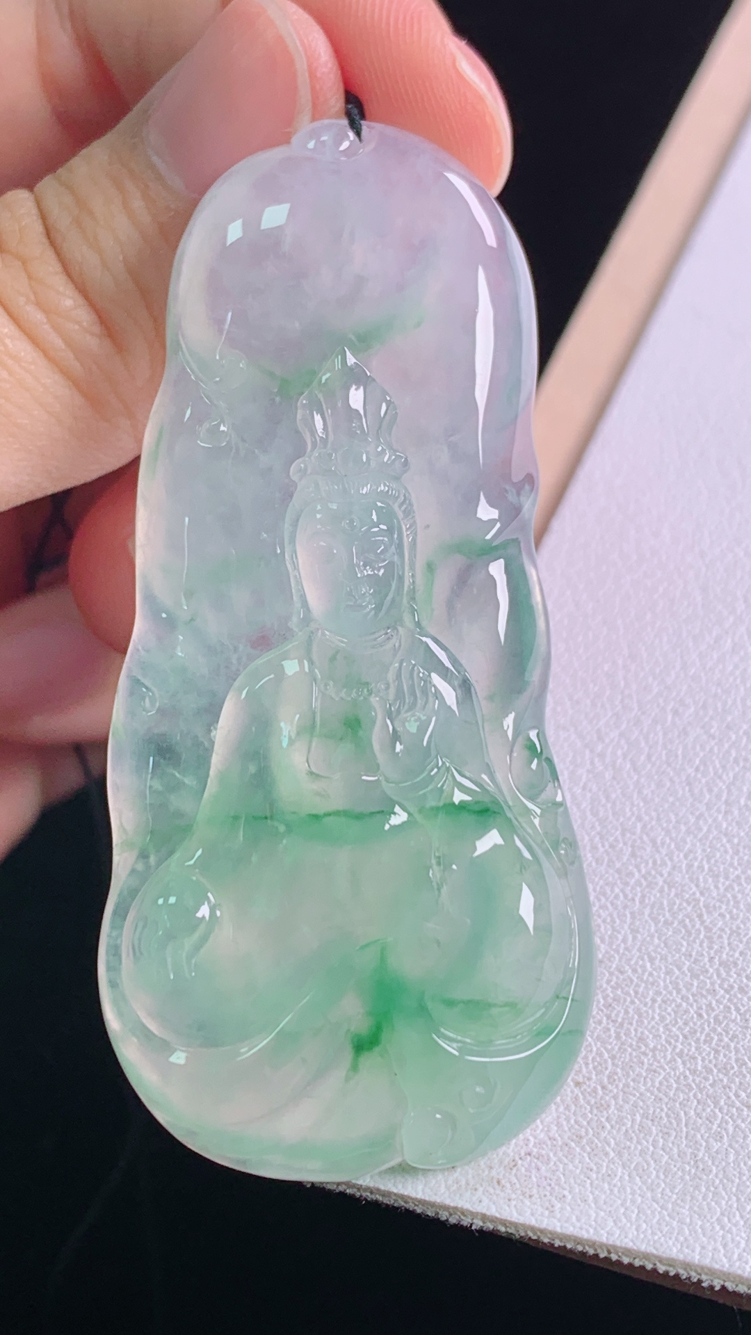 冰飘花观音花色灵动，冰清玉洁，无裂，尺寸:60.4-28.1-7.2mm 28