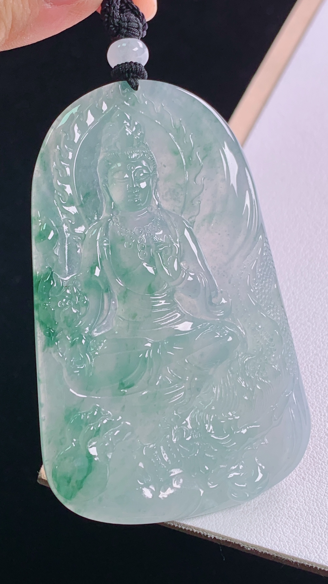 冰飘花大势至菩萨 花色灵动，水润清爽，无裂 尺寸:71.3-45.0-5.6mm 29