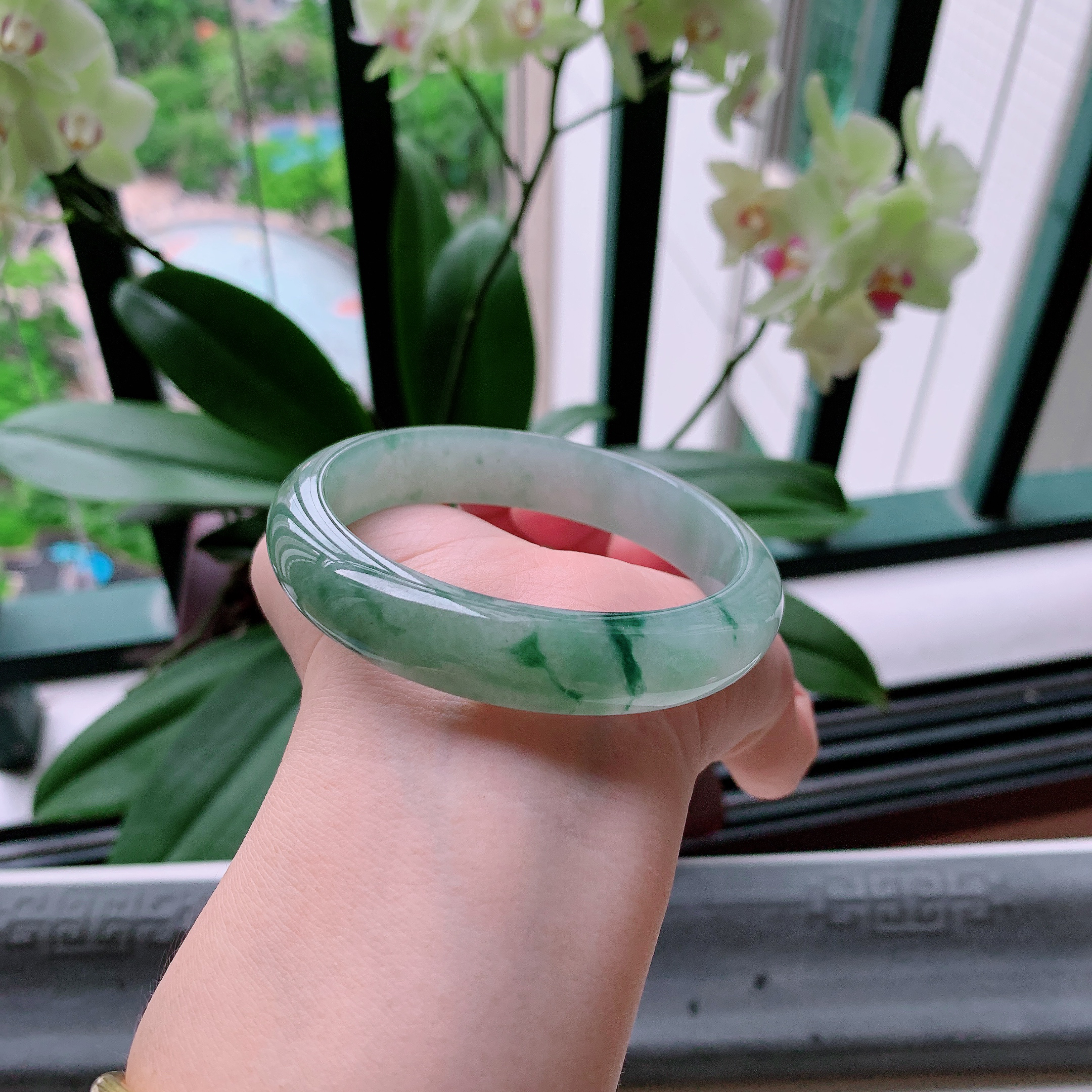 正圈59圈口，天然A货翡翠冰糯种水润飘绿玉手镯，水润秀丽，飘花灵动，种水十足，视觉甜美可人，恰到好处的美，十分高雅耐看，条形优美，上手优雅大方。58.02
