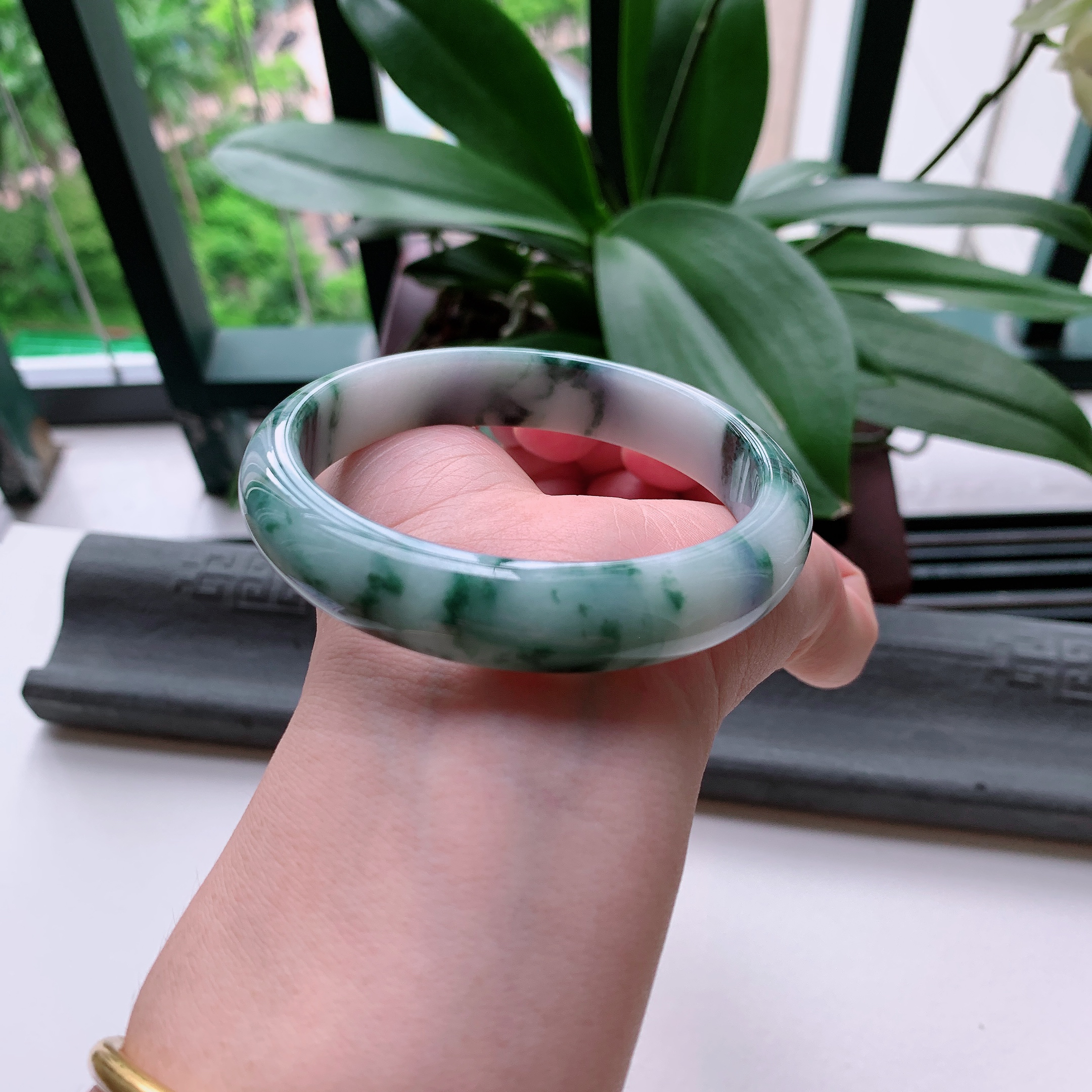 正圈62大圈口，天然A货翡翠冰糯种水润飘绿玉手镯，水润秀丽，飘花灵动，种水十足，视觉甜美可人，恰到