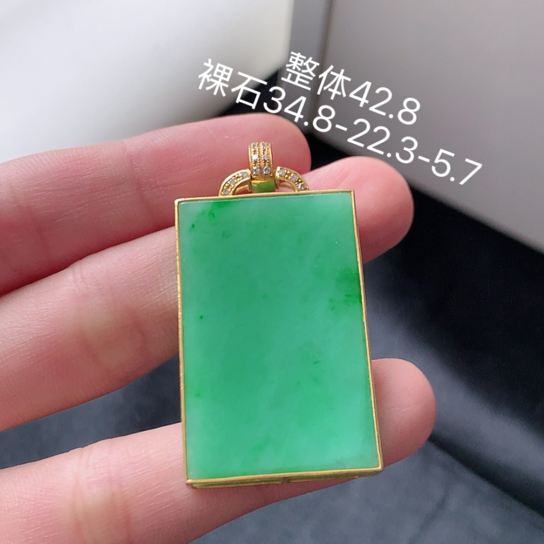 冰阳绿无事牌吊坠 翠色明媚，水润十足 无裂，佩戴福气满满 货号18530，34.8-22.3-5.7