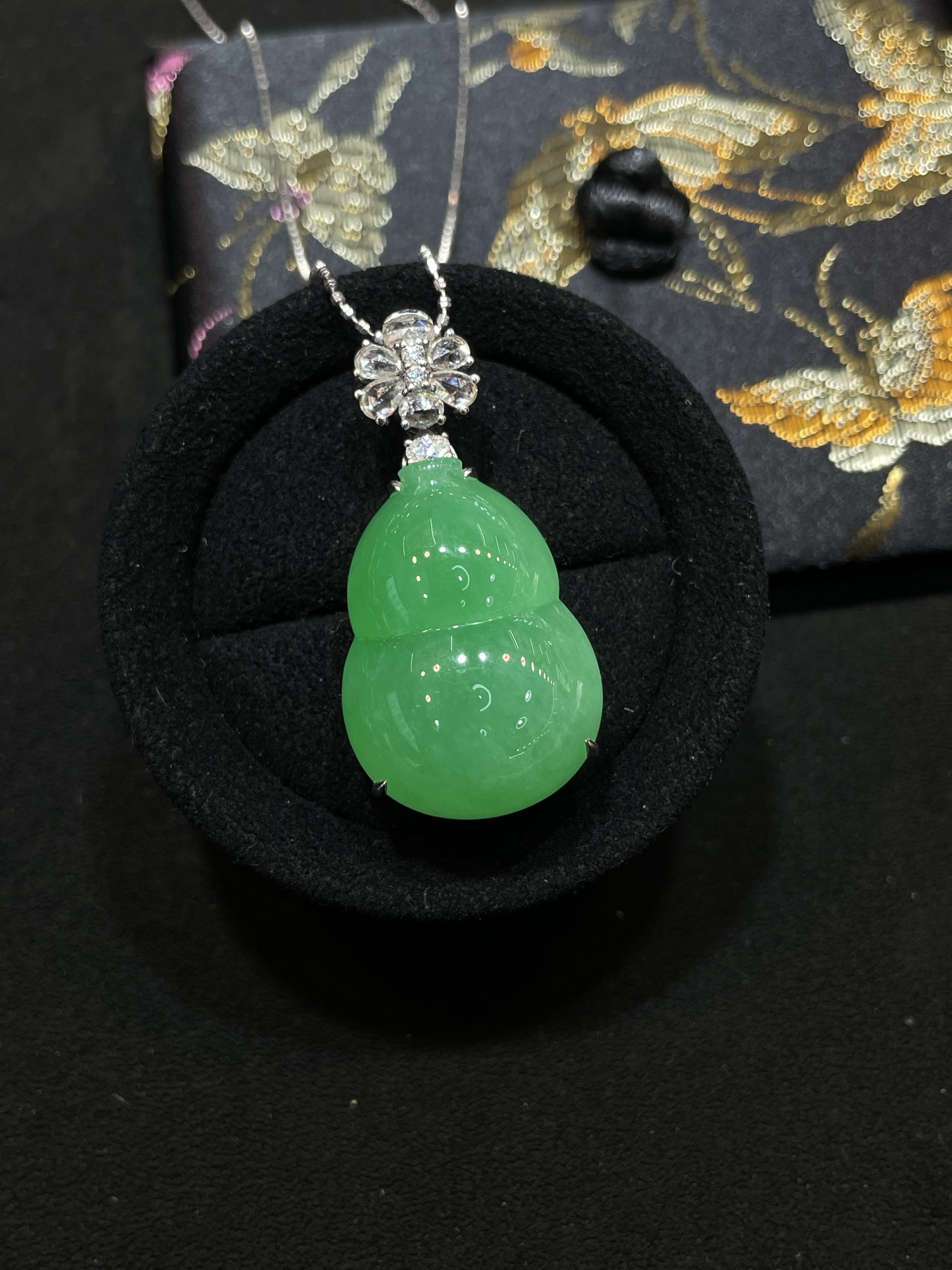 冰润 满色 果阳绿 大尺寸葫芦吊坠 18k金简镶嵌 超饱满，38.5-19-13.3