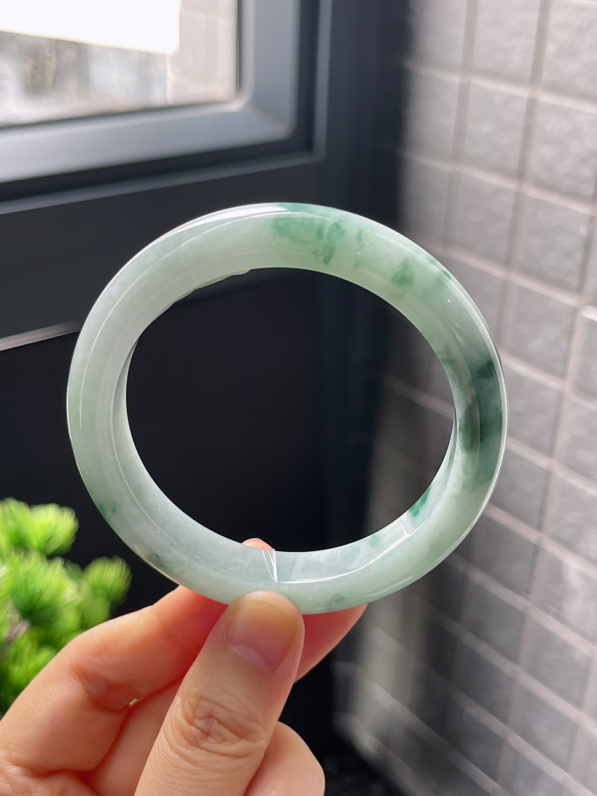 正圈56.2圈口，翡翠糯化种飘绿手镯