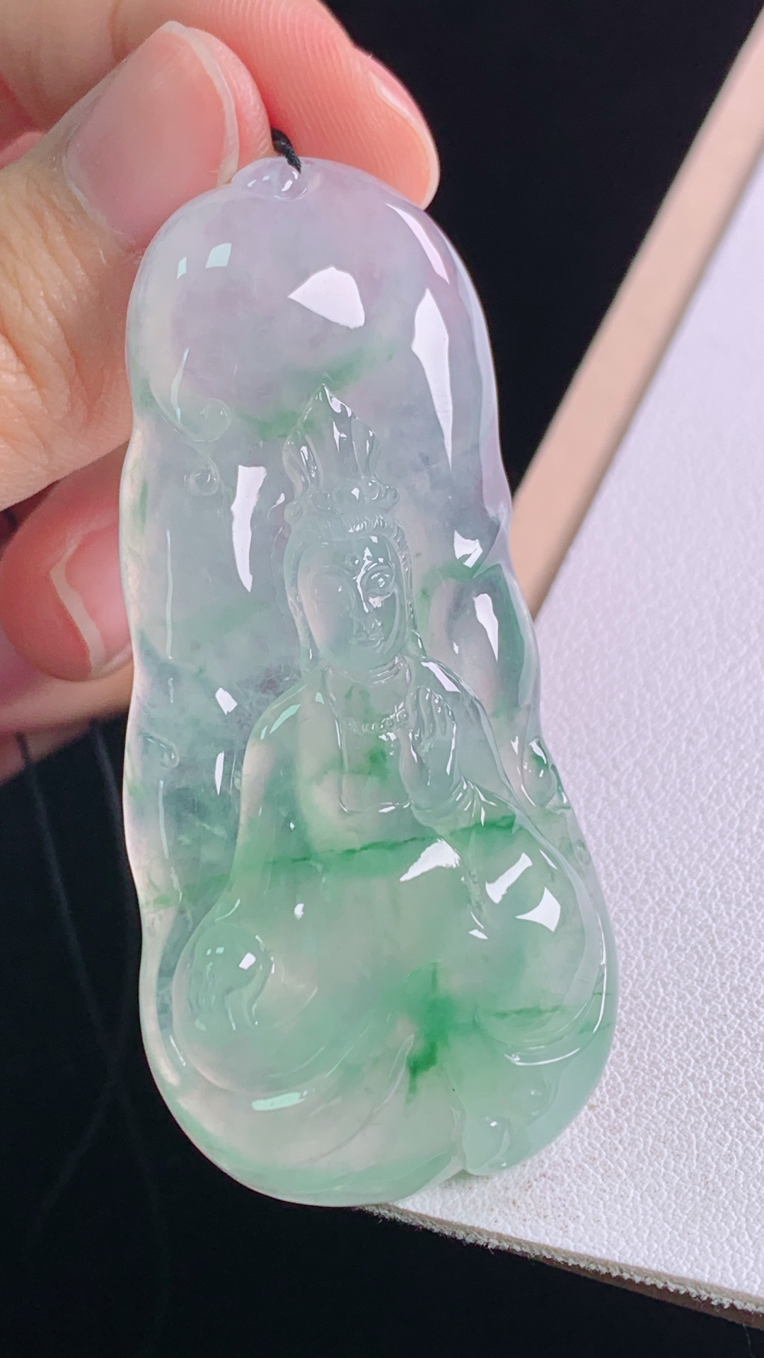 冰飘花观音花色灵动，冰清玉洁，无裂，尺寸:60.4-28.1-7.2mm 28