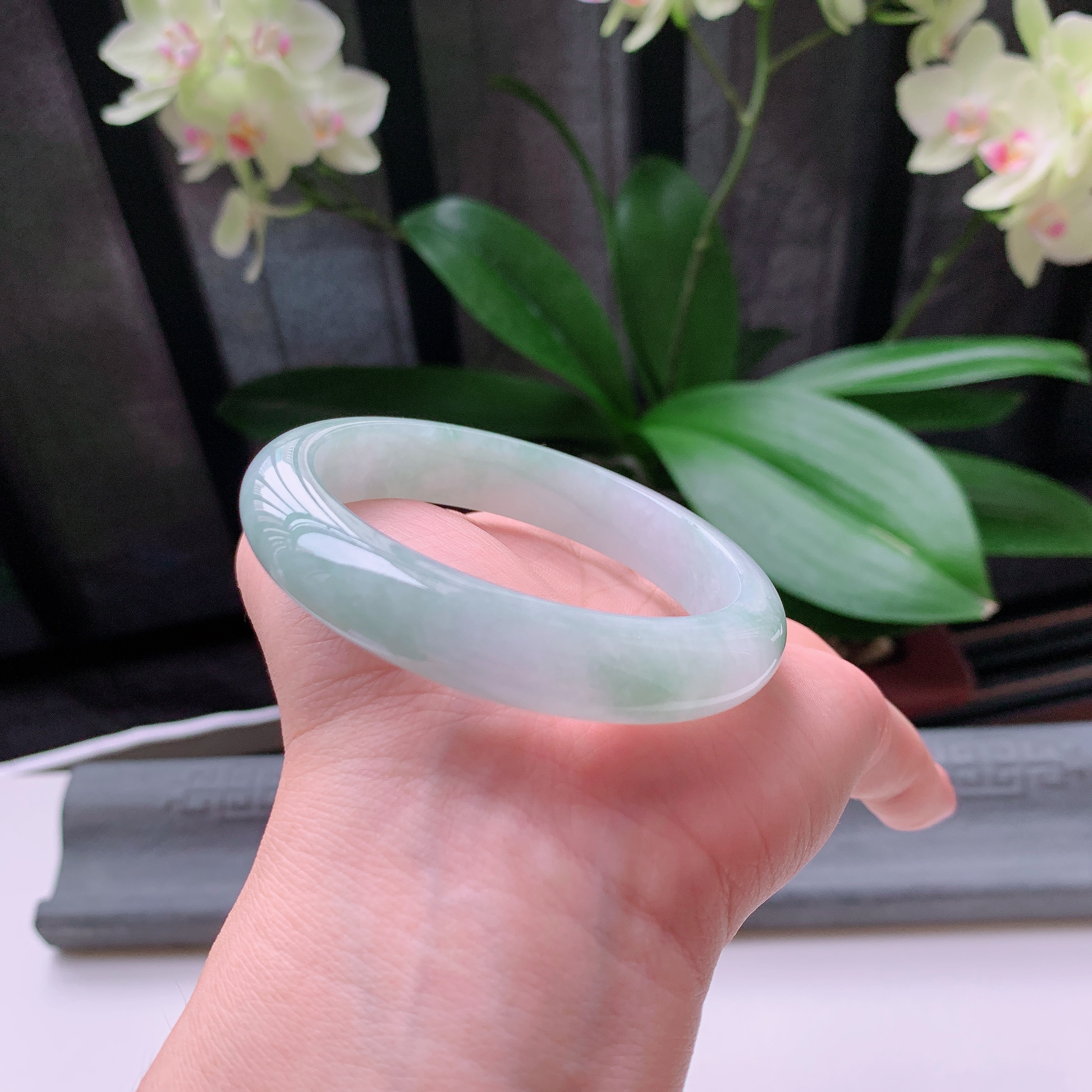 正圈56圈口，天然A货翡翠冰糯种水润飘绿玉手镯，水润秀丽，飘花灵动，种水十足，视觉甜美可人，恰到好处的美，十分高雅耐看，条形优美，上手优雅大方。55.12