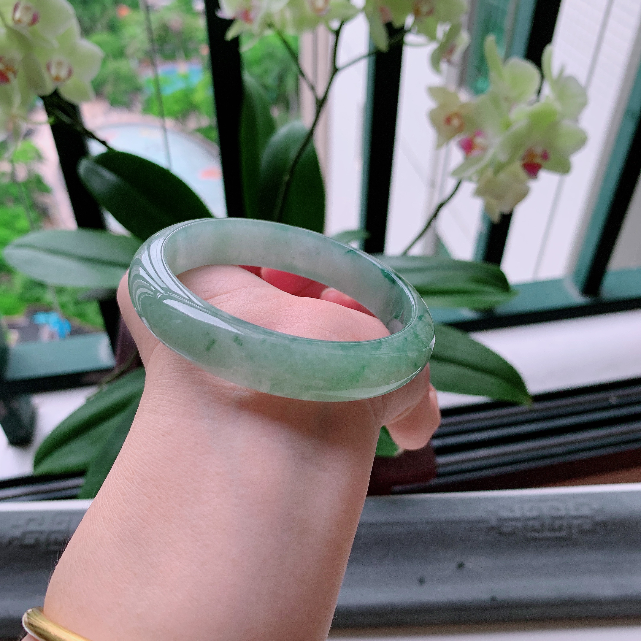 正圈59圈口，天然A货翡翠冰糯种水润飘绿玉手镯，水润秀丽，飘花灵动，种水十足，视觉甜美可人，恰到好处的美，十分高雅耐看，条形优美，上手优雅大方。58.02