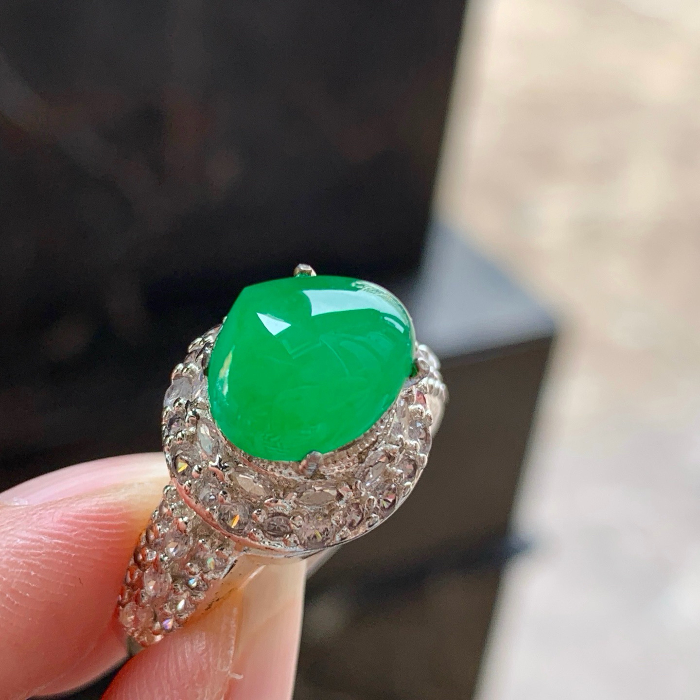 阳绿色戒面^_^铜托 色阳 细腻 尺寸9.6