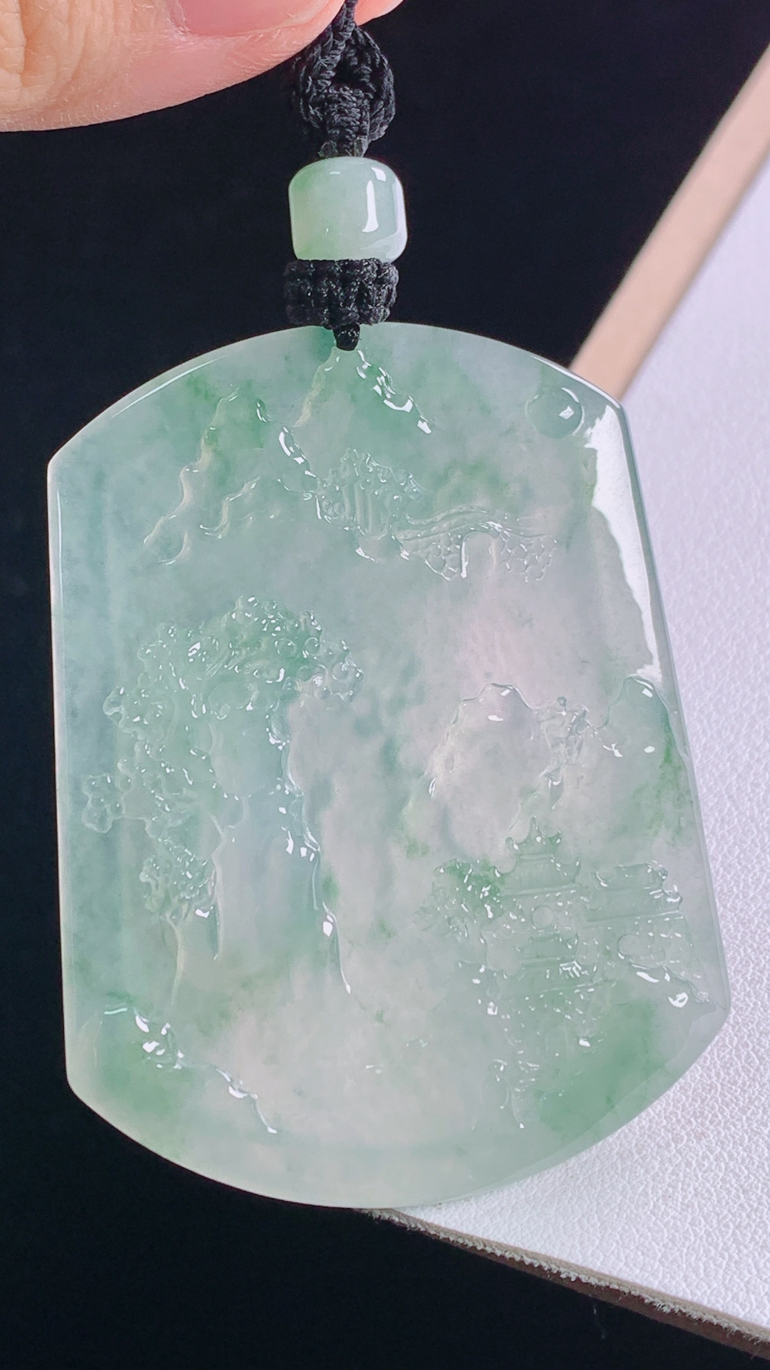 冰飘花山水牌 清透细腻，雕工精湛，无裂 尺寸:56.0-42.8-5.2mm 28
