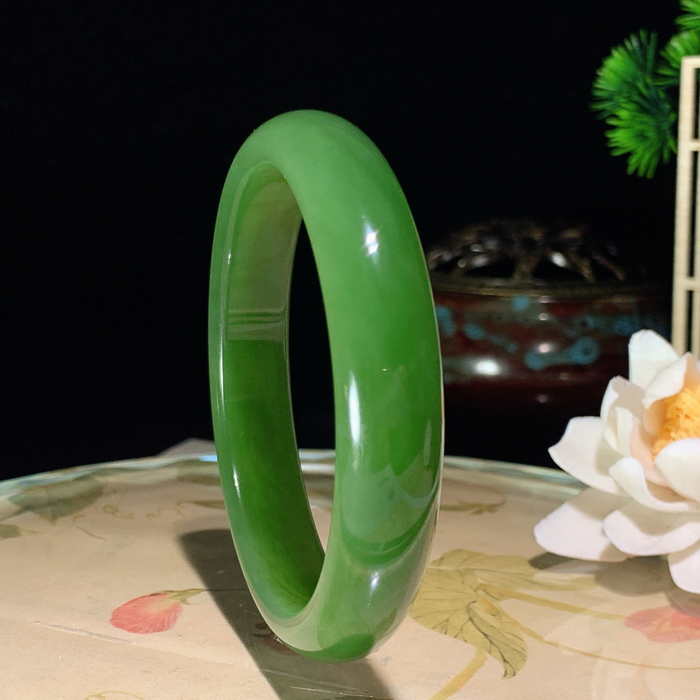 收藏级！58.5圈口 和田玉老料俄罗斯碧玉阳绿手镯 碧玉平安镯圈口条宽12厚8重50.5克。玉质细腻油润。手推出油。佩戴高端典雅。lt260531