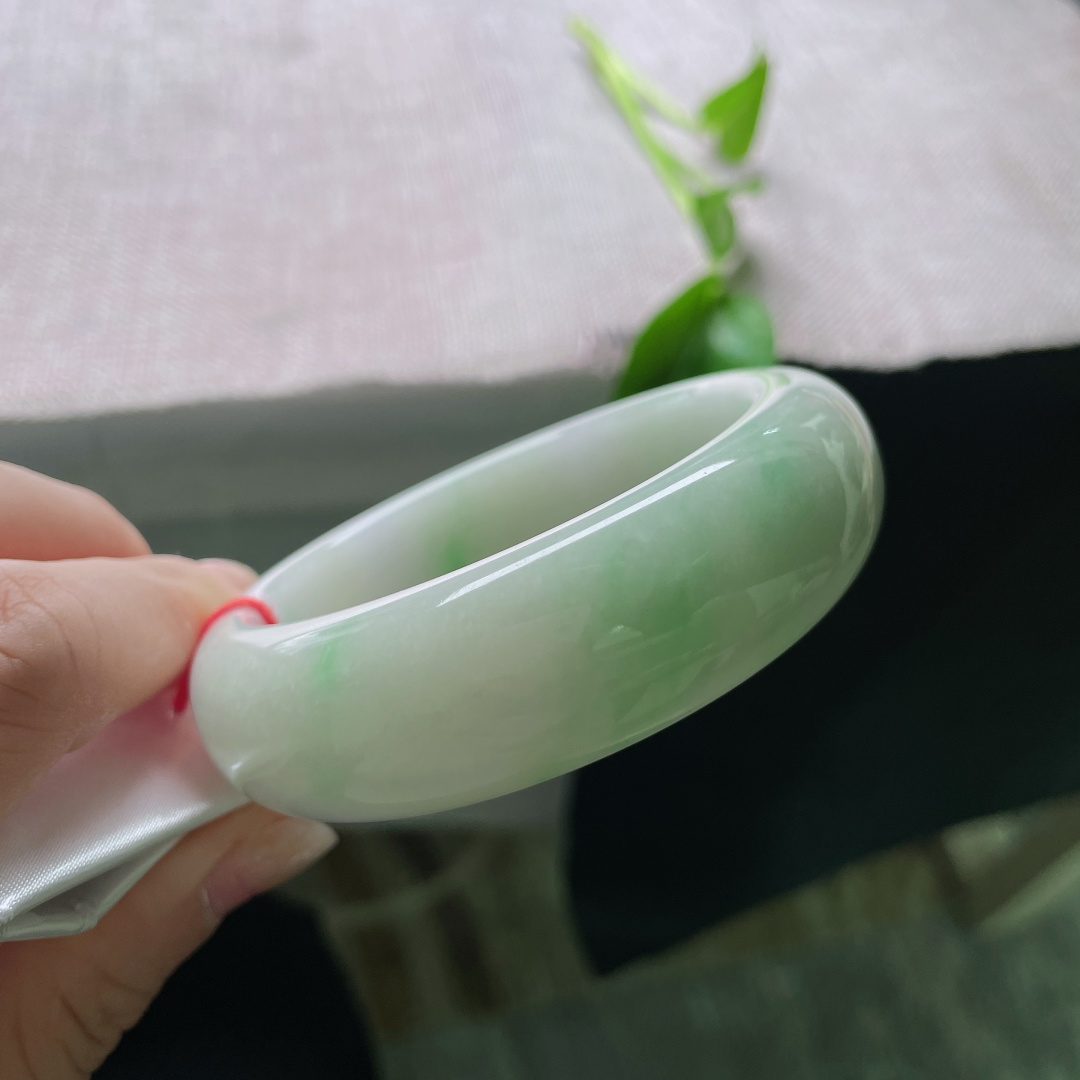 56.9/19.4/9.7，飘绿正圈，宽版轮胎镯，独具特色，水润细腻，无裂，ss53744a
