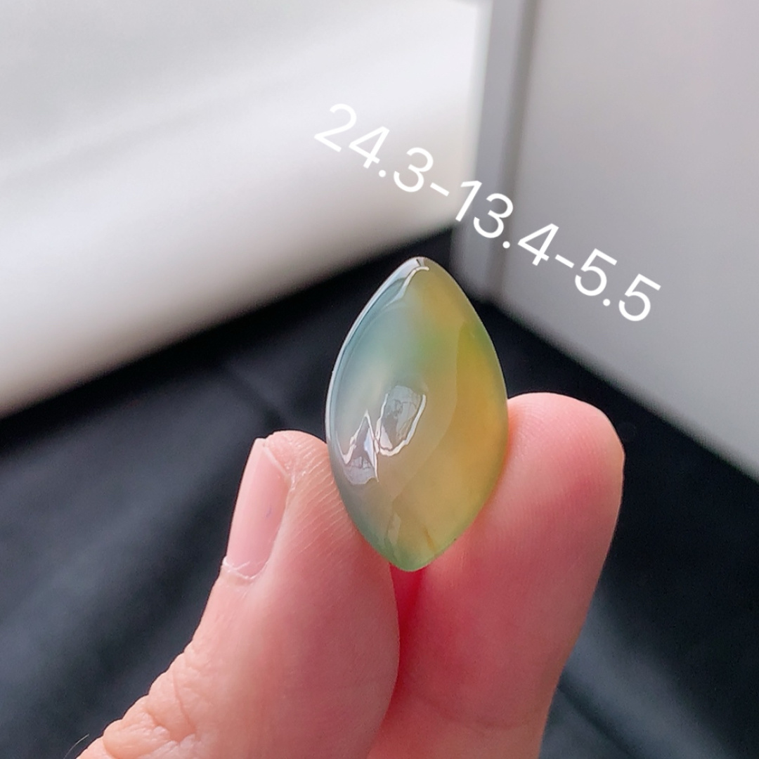 冰飘黄挂件 色系清新，种老细腻水润，佩戴优雅时尚 货号98531，24.3-13.4-5.5