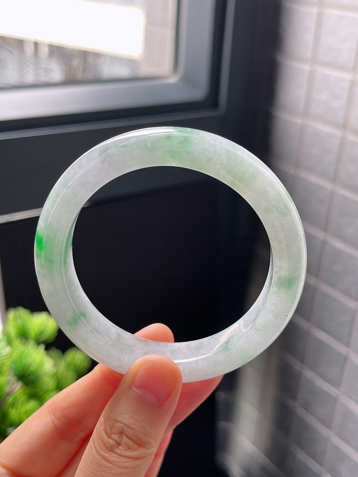 圈口55.4，糯化飘绿正圈翡翠手镯