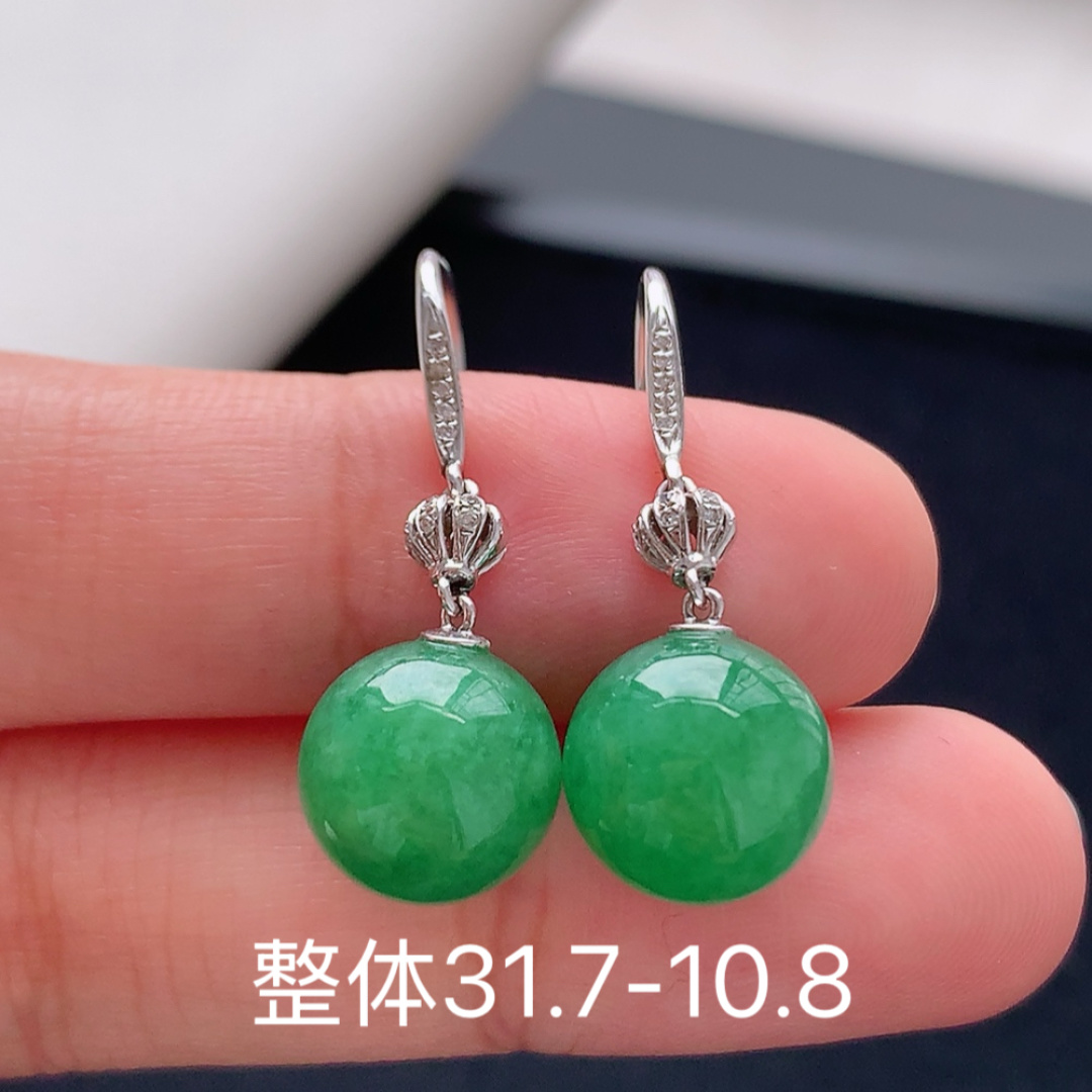 冰阳绿圆珠耳坠 无裂，水润十足，品相喜悦，佩戴精致大气 货号35411，31.7-10.8