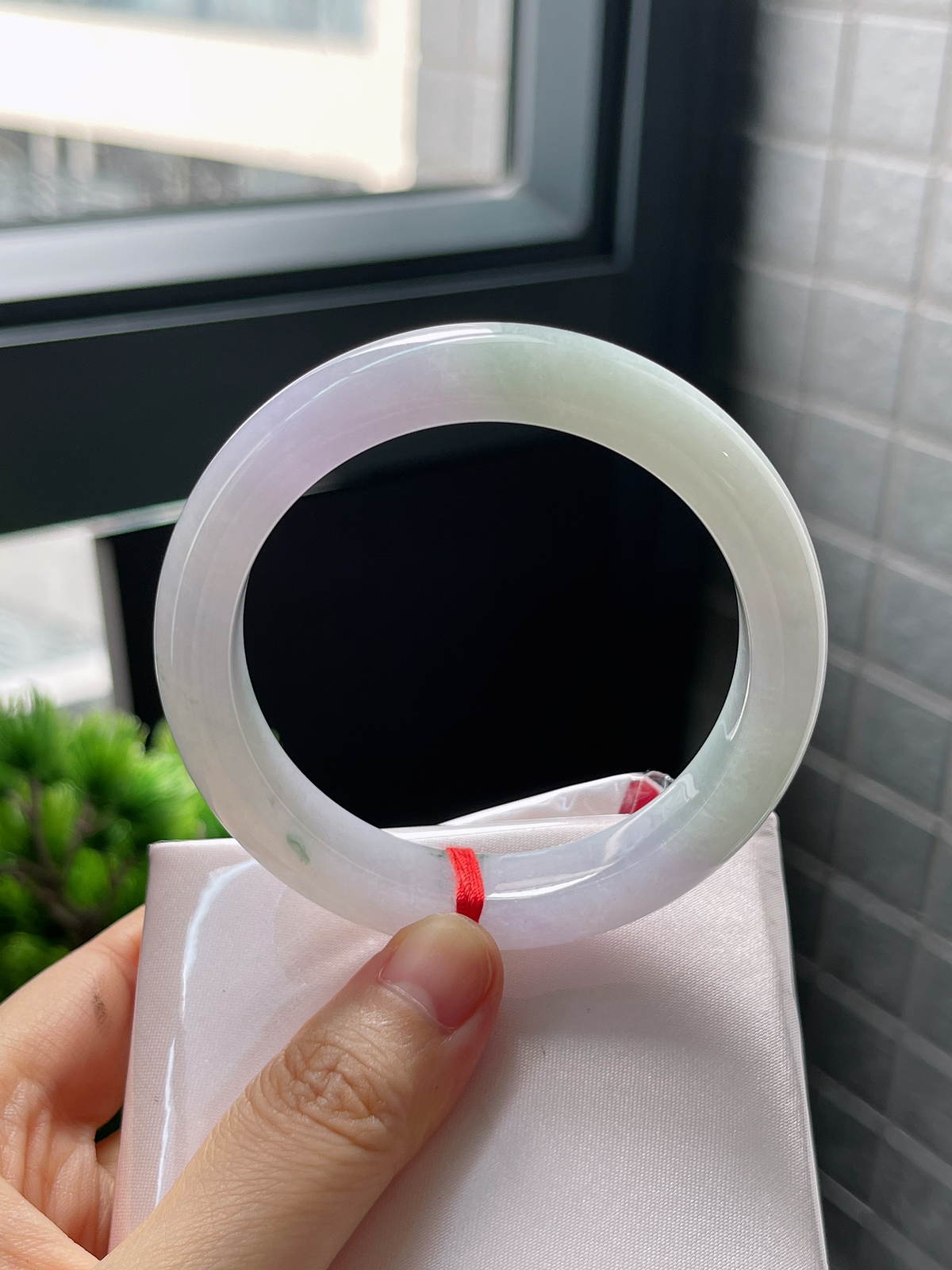 圈口54.5，冰糯春带彩飘花翡翠正圈手镯小纹裂不明显可忽略
