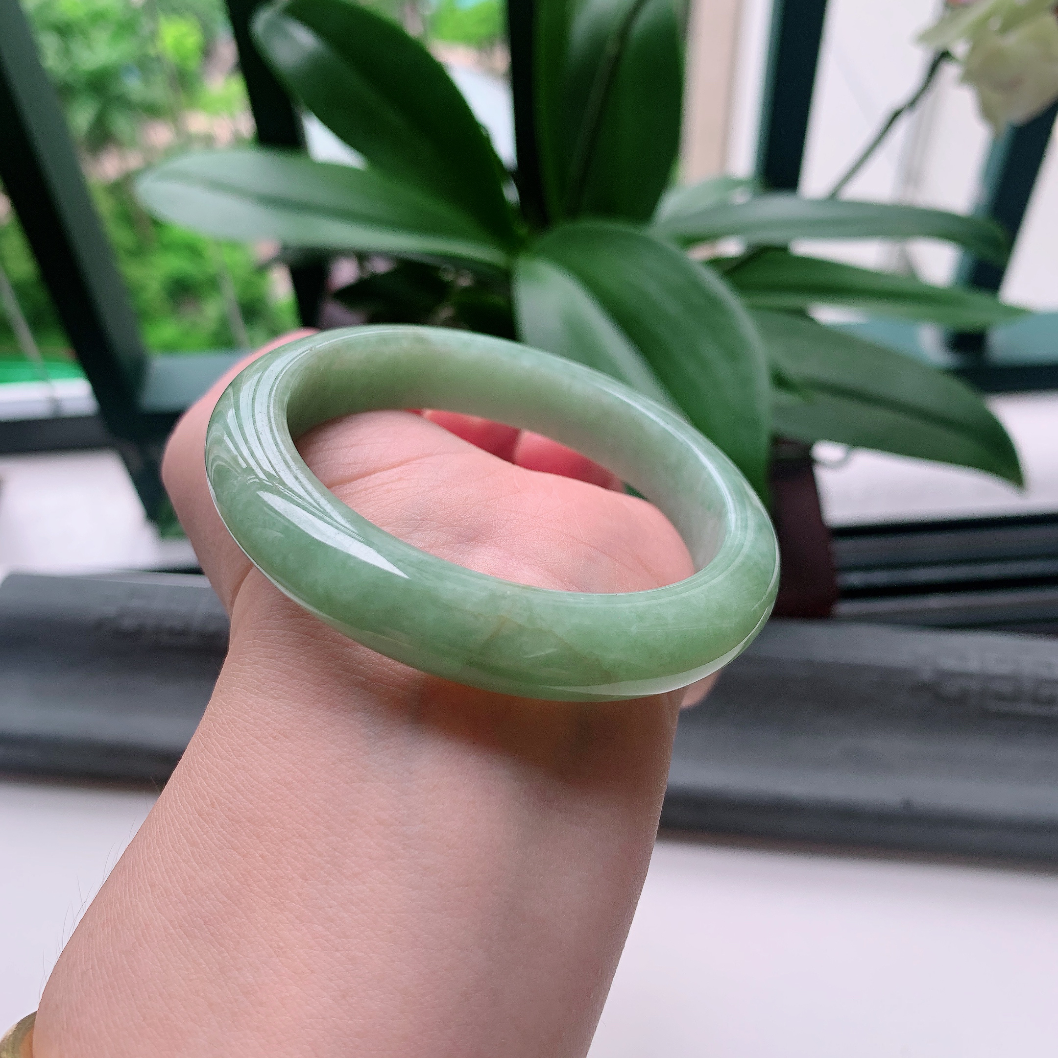 正圈55圈口，天然A货翡翠冰糯种水润飘绿玉手镯，水润秀丽，飘花灵动，种水十足，视觉甜美可人，恰到好处的美，十分高雅耐看，条形优美，上手优雅大方。56.09