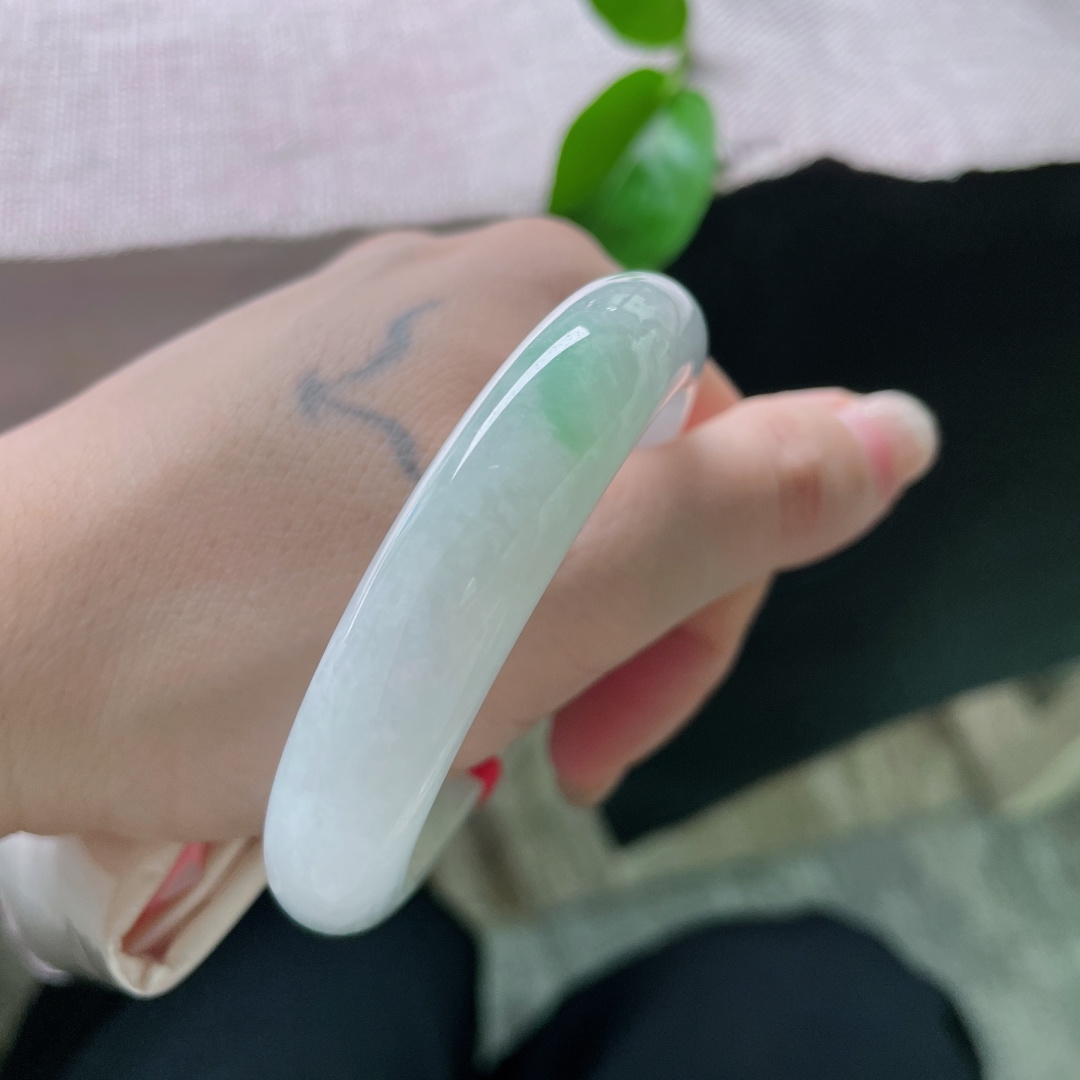 52.5/12.1/8.1，淡绿底正圈，素雅，清秀迷人，柔润细腻，干净，有纹，ss53816a