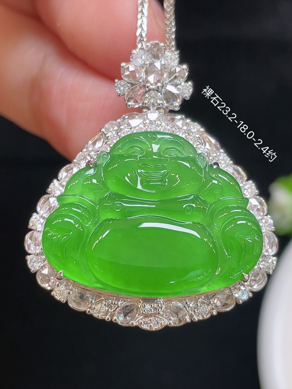 大件饱满，通透水润，玉质细腻，翠色鲜艳，18k金奢华钻石镶嵌️，23.2-18.0-2.4