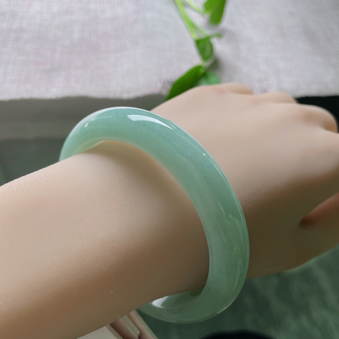 57.9/12/8.1，果绿底正圈，肉质细腻干净，柳叶弯眉，秋水盈盈，无裂，ss53752a