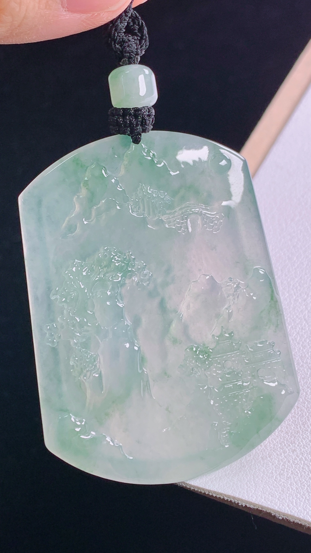 冰飘花山水牌 清透细腻，雕工精湛，无裂 尺寸:56.0-42.8-5.2mm 28