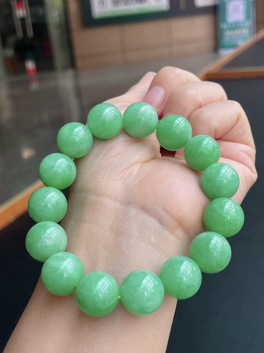 ️ 满绿手串 色泽浓郁，珠圆玉润 尺寸：13.1