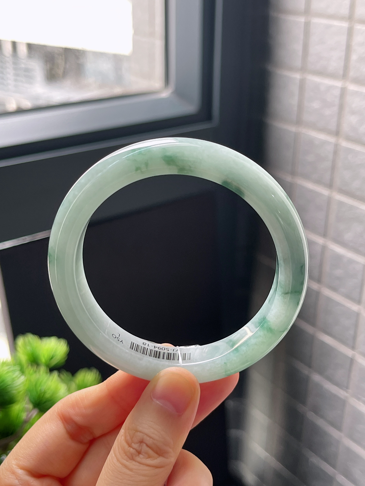 正圈56.2圈口，翡翠糯化种飘绿手镯