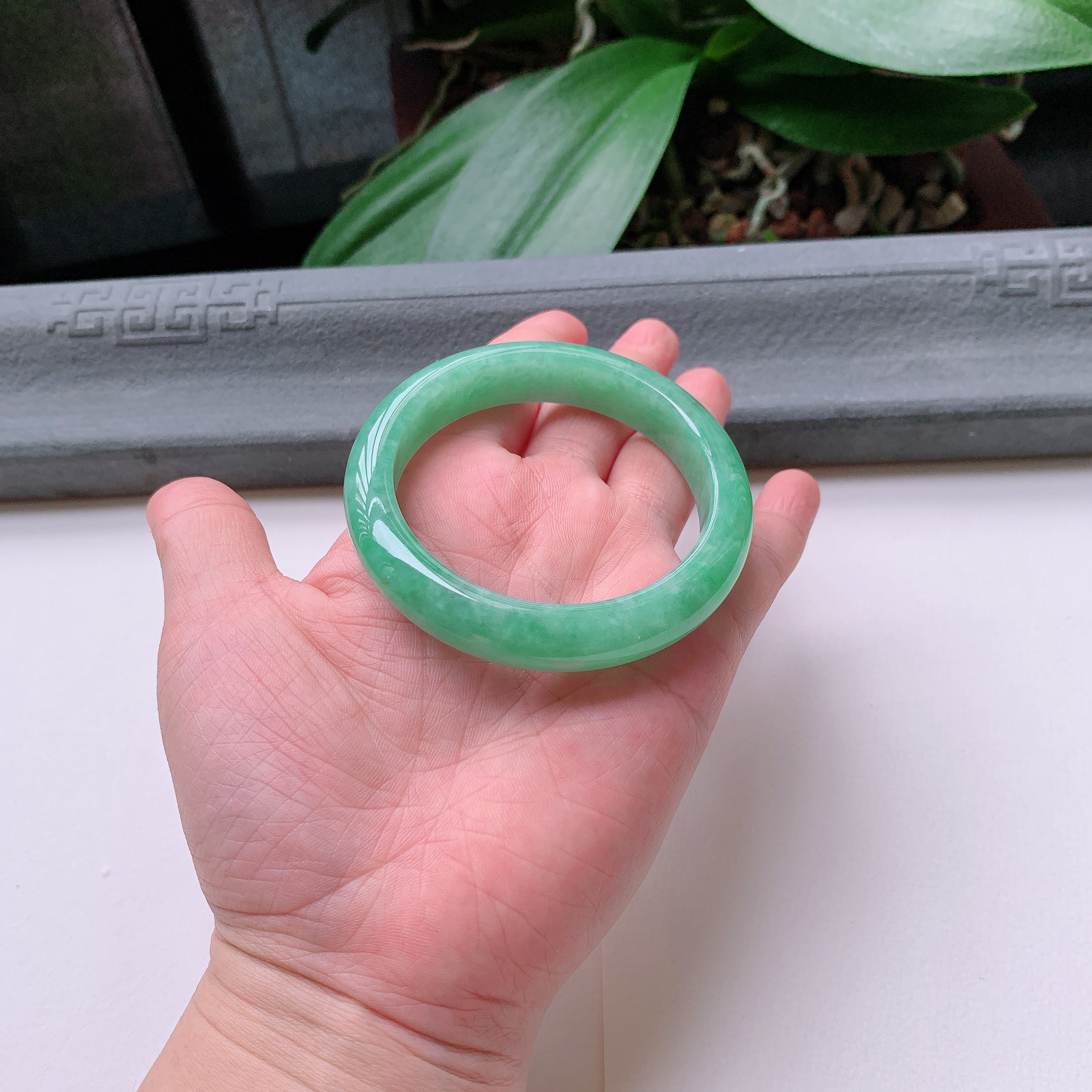 正圈56圈口，天然A货翡翠冰糯种水润飘绿玉手镯，水润秀丽，飘花灵动，种水十足，视觉甜美可人，恰到好处的美，十分高雅耐看，条形优美，上手优雅大方。60.36