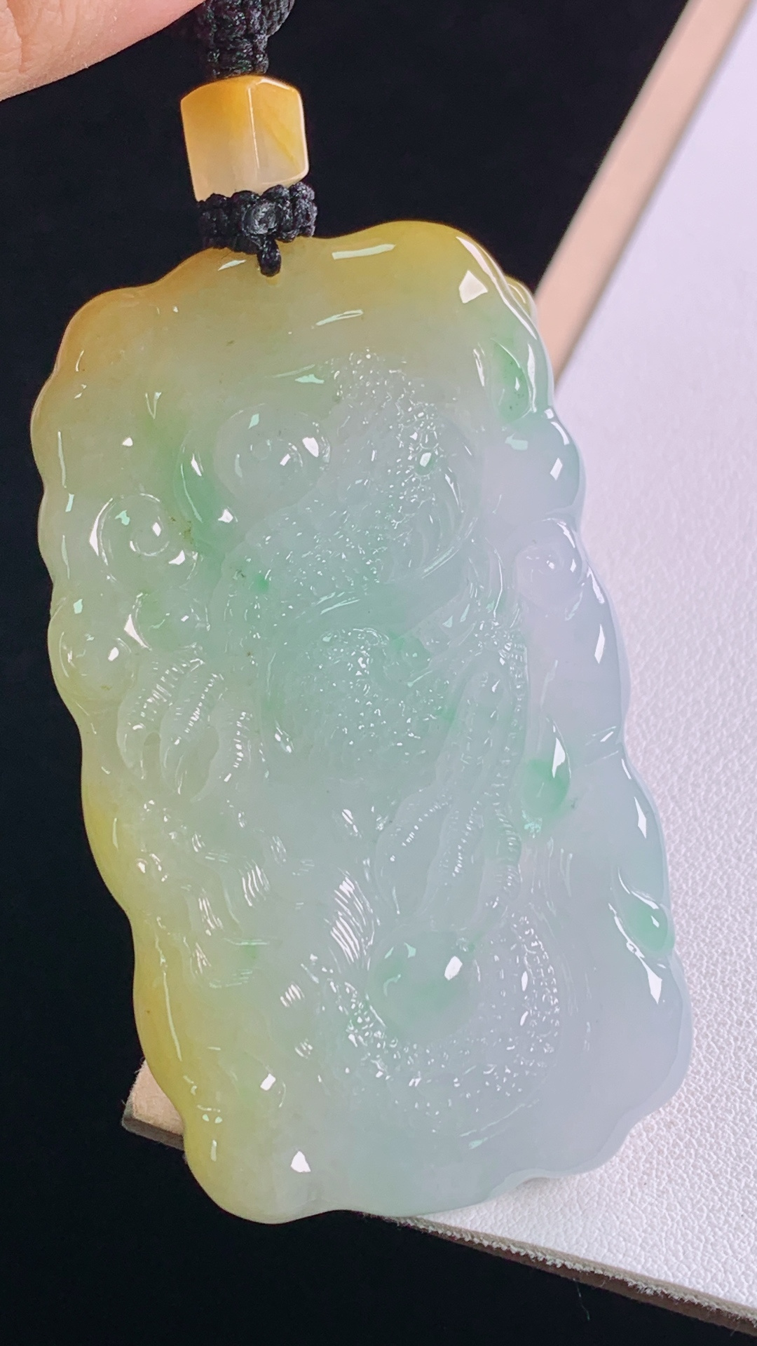 黄翡龙牌 天然黄翡，雕工精湛，霸气，无裂 尺寸:66.5-38.7-11.8mm 29
