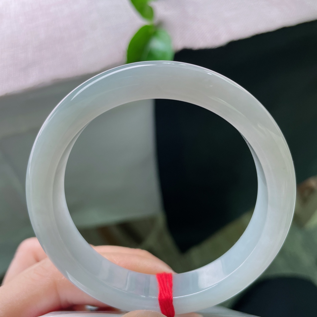55.8/12.4/8.2，淡绿底正圈，浅笑轻柔，柔亮细腻，佩戴温婉娴雅，无裂，ss51581a
