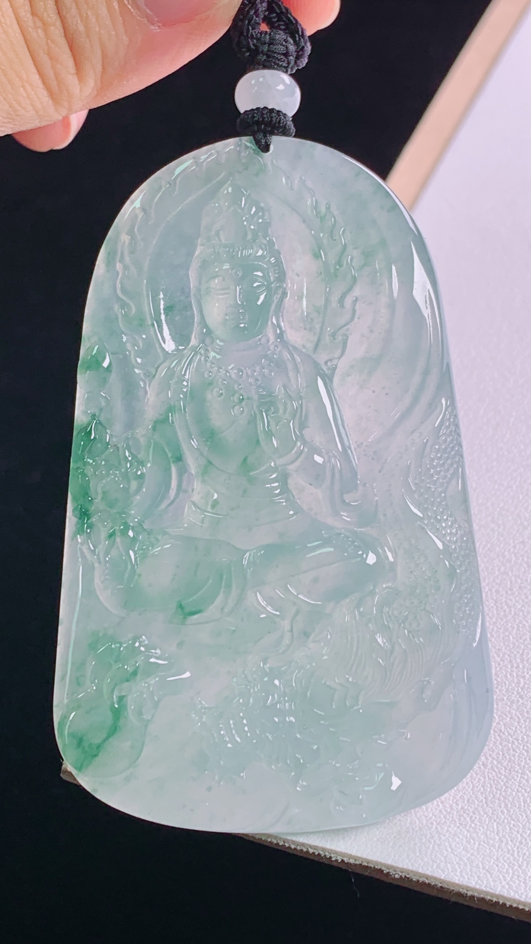 冰飘花大势至菩萨 花色灵动，水润清爽，无裂 尺寸:71.3-45.0-5.6mm 29