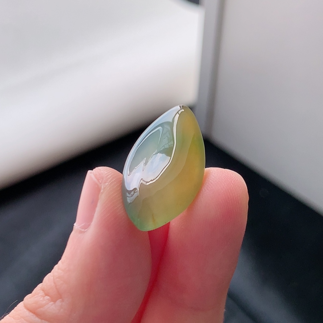 冰飘黄挂件 色系清新，种老细腻水润，佩戴优雅时尚 货号98531，24.3-13.4-5.5