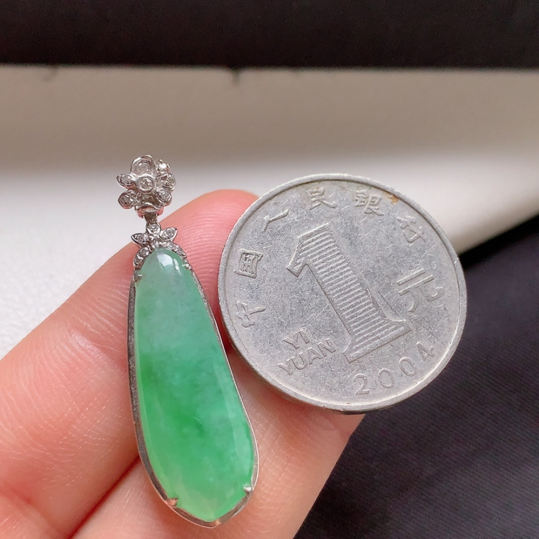 冰飘绿福瓜吊坠。种老色阳，饱满底子细腻，佩戴吉祥美好货号35530，25.4-9.3