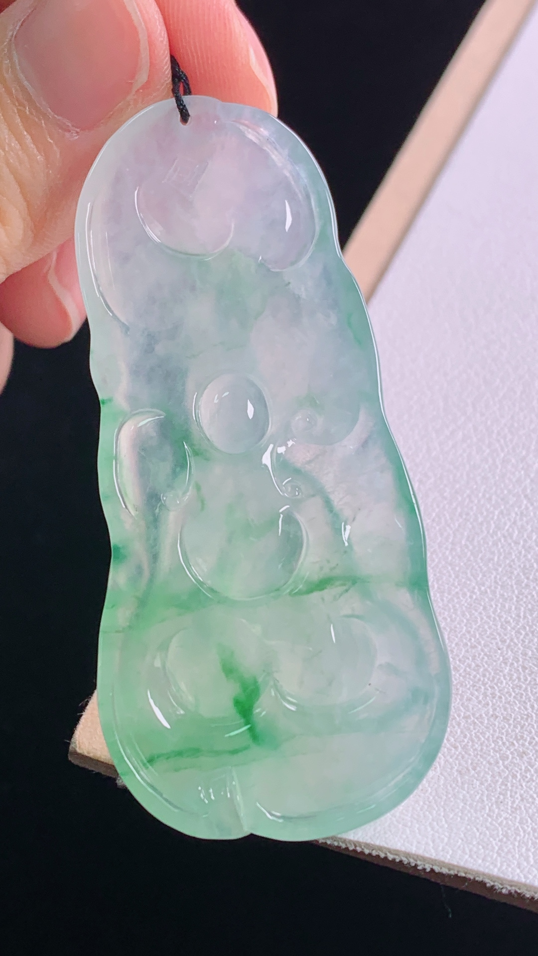 冰飘花观音花色灵动，冰清玉洁，无裂，尺寸:60.4-28.1-7.2mm 28