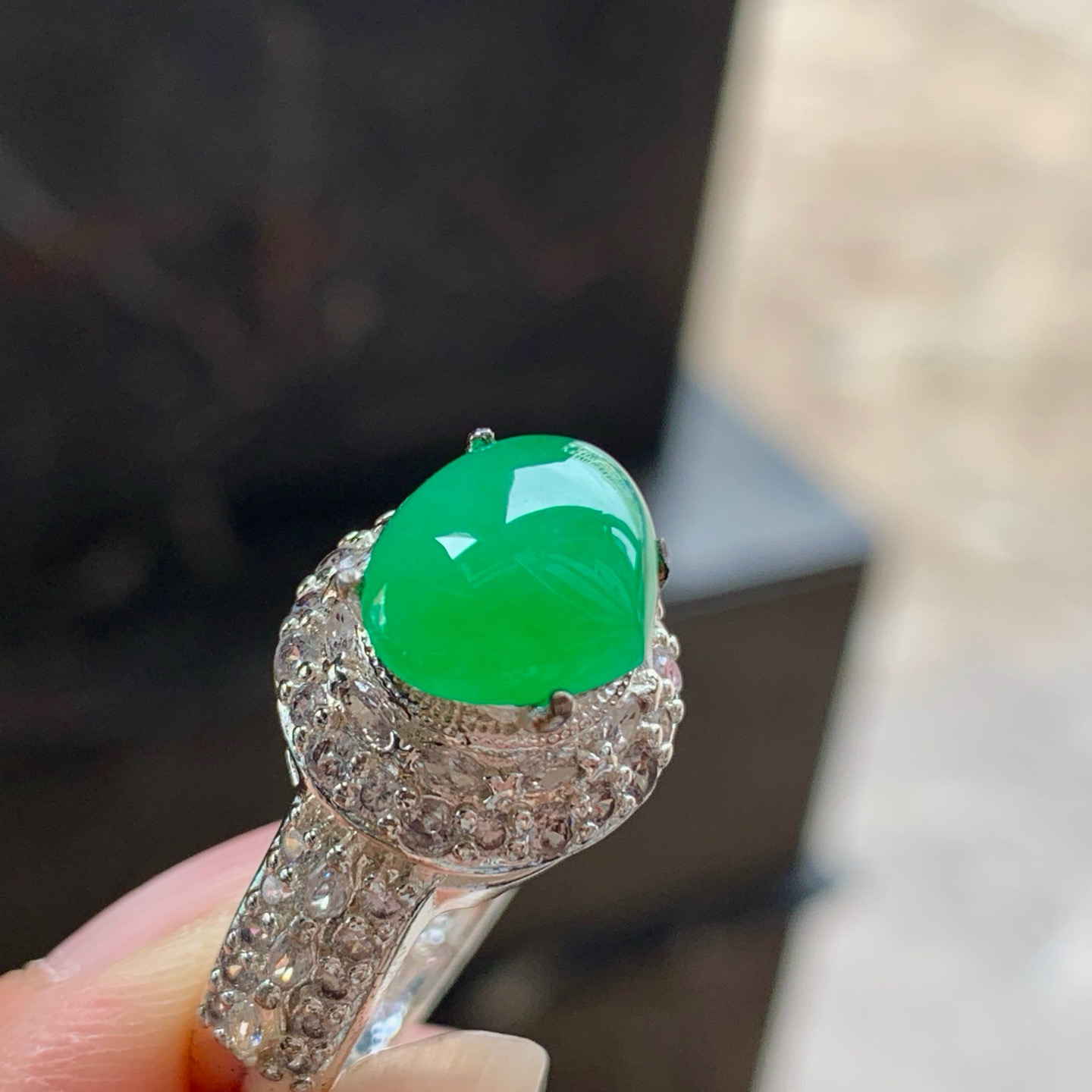 阳绿色戒面^_^铜托 色阳 细腻 尺寸9.6