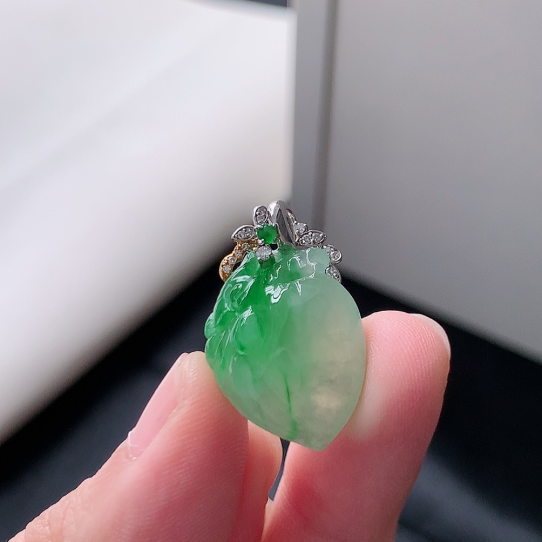 冰飘绿吊坠。翠色明媚，种老水润细腻，佩戴精致气质 货号18530，19.9-15.8-9.1